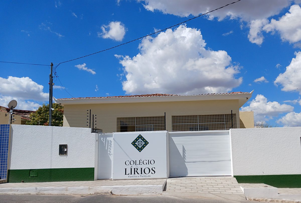 Fachada do Colégio Lírios, com o portão e o letreiro, na Rua Severino Dutra, em Patos